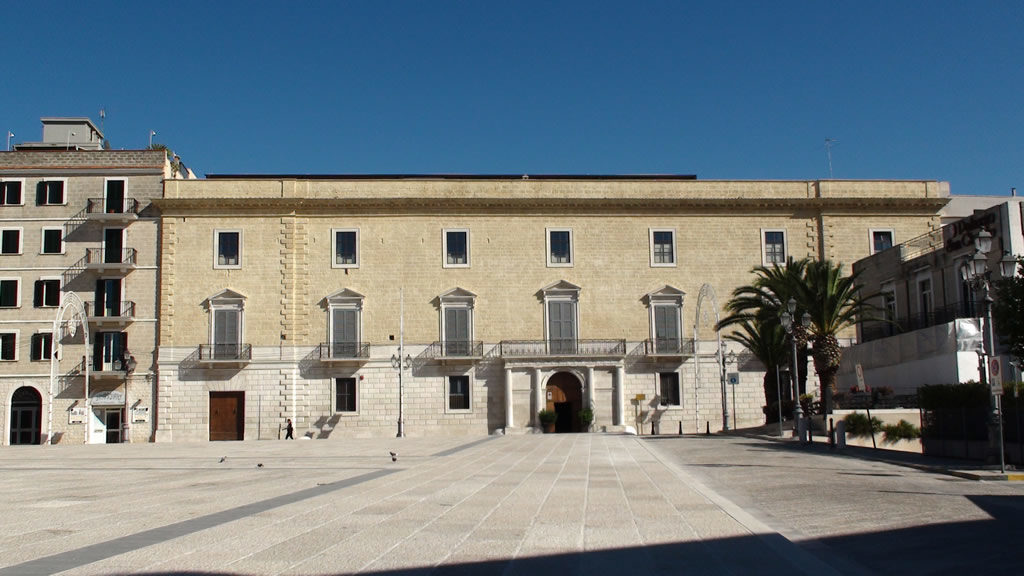 piazza-quercia-trani-toscana-loro-chi