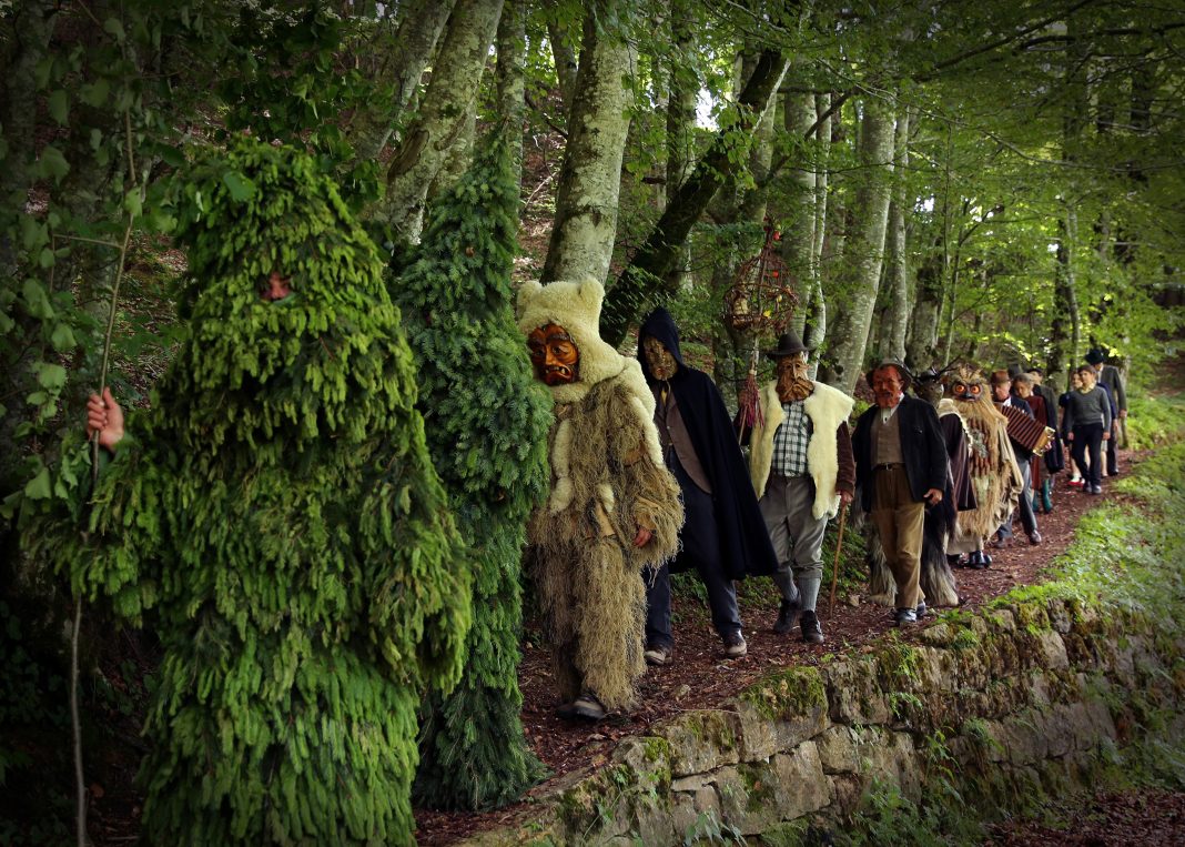 la-pelle-dell-orso-corteo-carnevale-italy-movie-walks