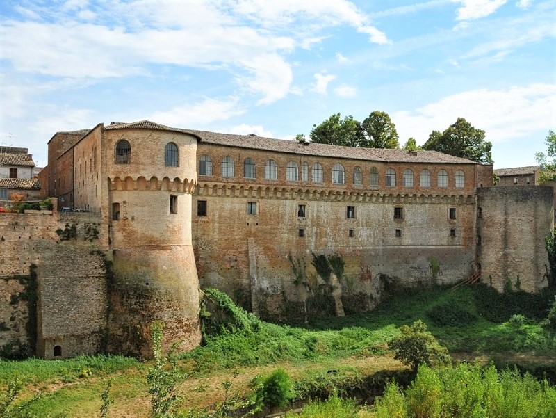 palazzo-ducale-urbania-italy-movie-walks